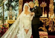 Kourtney Kardashian comemora 2 anos de casamento com fotos da cerimônia; veja