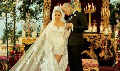 Kourtney Kardashian comemora 2 anos de casamento com fotos da cerimônia; veja