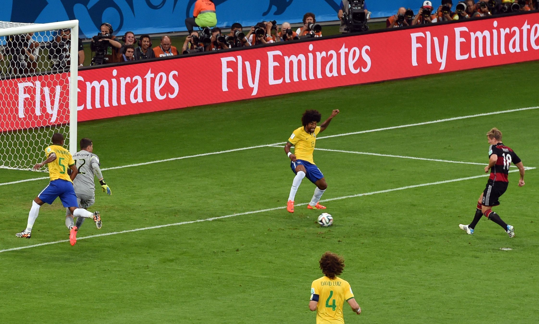 Toni Kroos marca para a Alemanha no 7 a 1 conta o Brasil