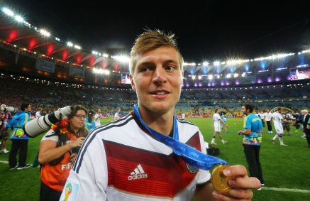 Toni Kroos com a medalha de campeão do mundo na final contra a Argentina em 2014