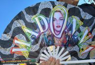 Leques, óculos e mais: o que os ambulantes estão vendendo no show da Madonna