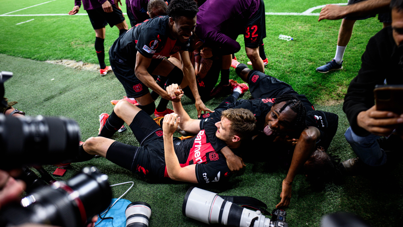Jogadores do Leverkusen comemoram gol contra a Roma