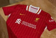 Liverpool anuncia camisa da próxima temporada com homenagem a Tríplice Coroa