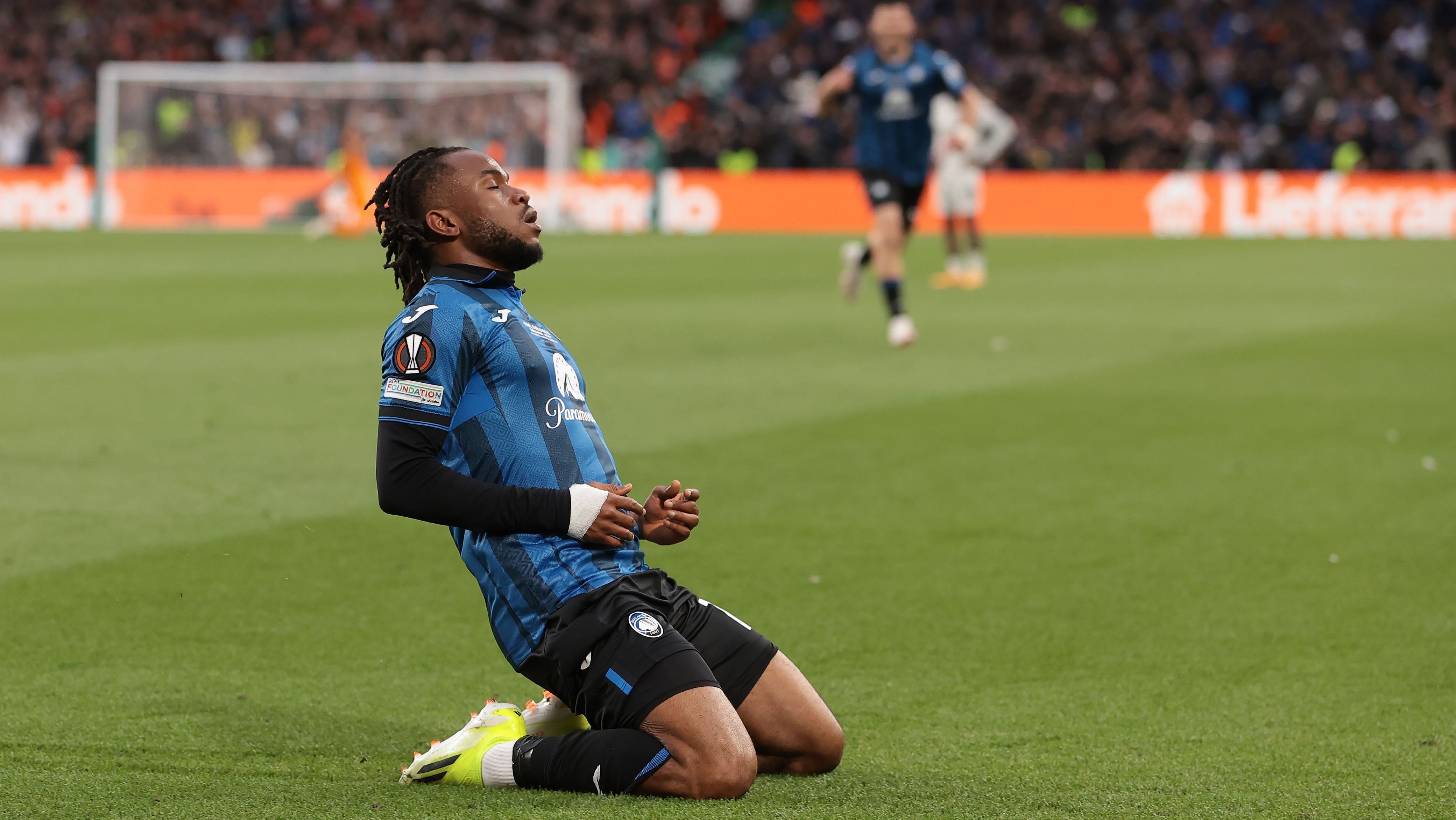 Lookman comemora um dos três gols marcados na final da Europa League