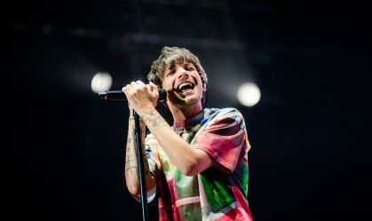 Durante show em Curitiba, Louis Tomlinson abraça fã com deficiência visual