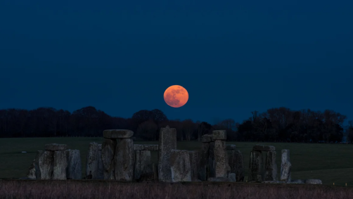 Os arqueólogos estão investigando se o design de Stonehenge tem uma conexão com a Lua
