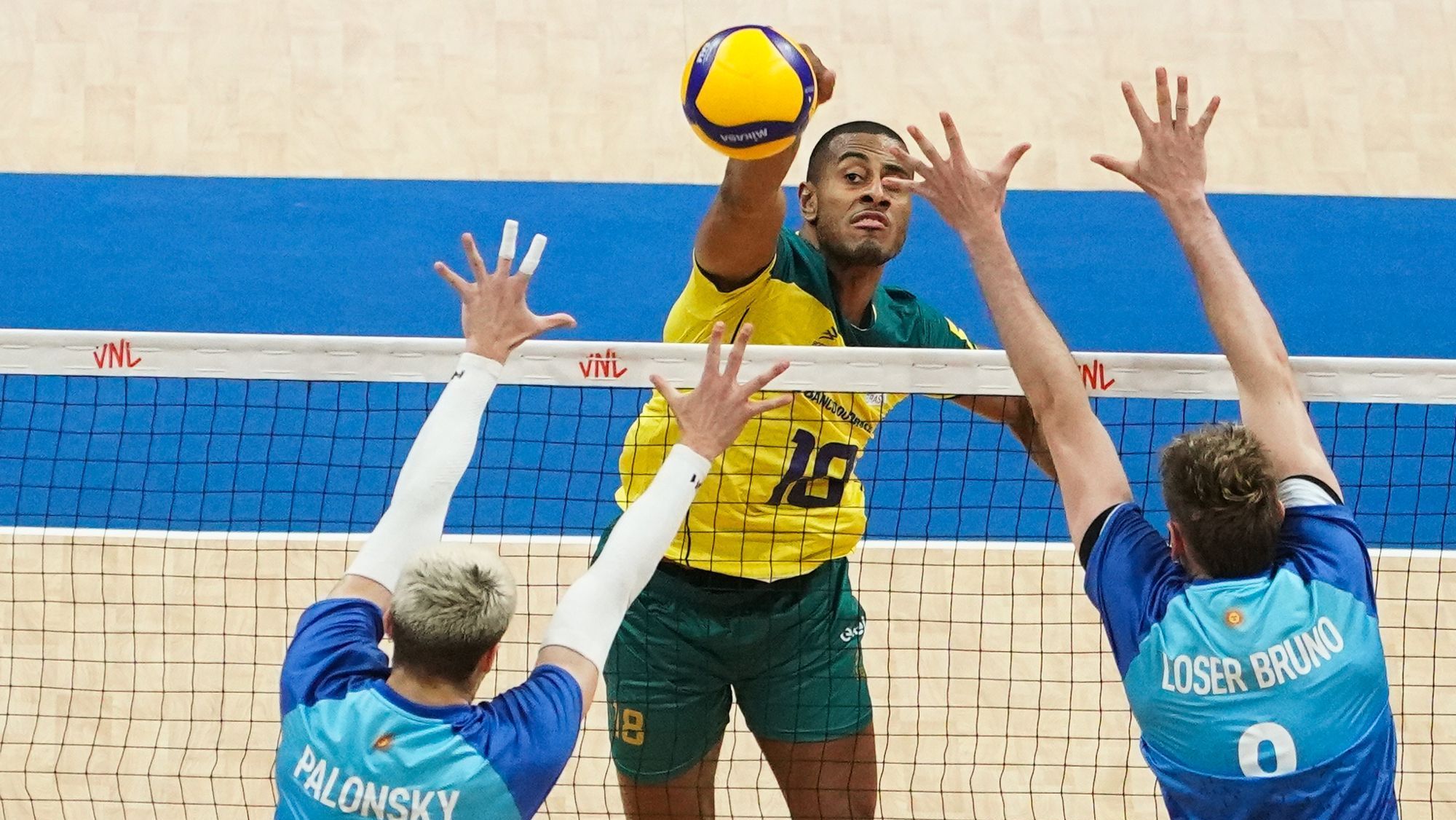 Lucarelli durante Brasil x Argentina pela VNL no Maracanãzinho