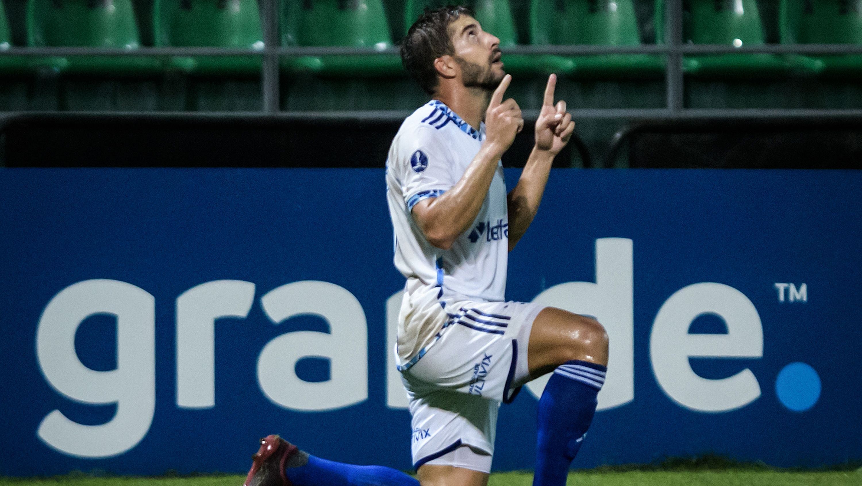 Lucas Silva comemora o primeiro gol do Cruzeiro sobre o Alianza Petrolera