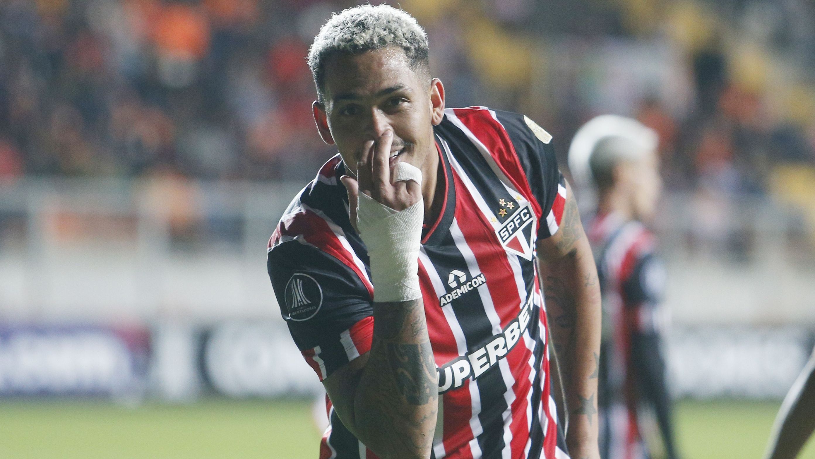 Luciano comemora o belo gol que marcou para empatar o jogo