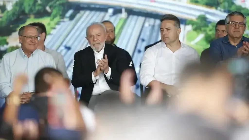 Vice-presidente Geraldo Alckmin (PSB), presidente Luiz Inácio Lula da Silva (PT), ministro dos Transprotes, Renan Filho (MDB), e ministro-chefe da Secretaria de Relações Institucionais, Alexandre Padilha, durante inauguração de obras viárias na Via Dutra, em Guarulhos, São Paulo, em 25 de maio de 2024