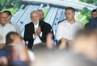 “Vocês têm o direito de protestar”, diz Lula ao ver cartazes grevistas em evento em SP