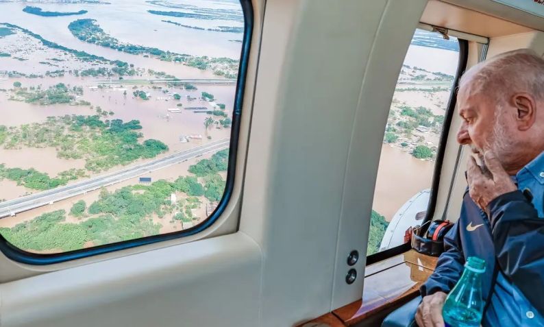 Lula sobrevoa áreas atingidas por enchentes no Rio Grande do Sul / Ricardo Stuckert/PR