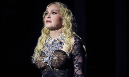 Madonna faz homenagem a vítimas da Aids com vídeo de "Life to Tell"; veja