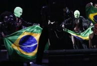 Madonna dança com bandeira do Brasil e manda recado para fãs: &quot;Estão prontos?&quot;