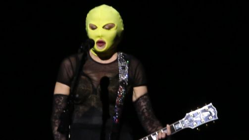 Madonna surge usando máscara em novo ensaio de show no Rio