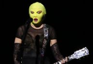 Madonna retorna de máscara para novo ensaio no palco em Copacabana