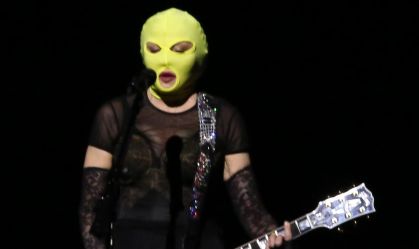 Madonna surge usando máscara em novo ensaio de show no Rio