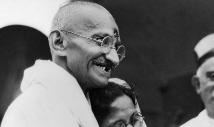 Inspirada em "The Crown", nova série explora início da vida de Gandhi