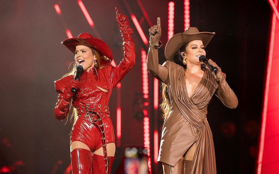 Maiara e Maraisa durante apresentação