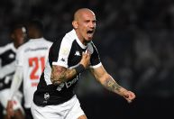 Vasco vence Vitória e deixa zona de rebaixamento do Brasileiro