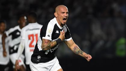 Maicon comemora gol sobre o Vitória pelo Brasleiro