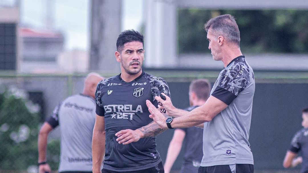Técnico Vagner Mancini dá instruções a Recalde em treino do Ceará