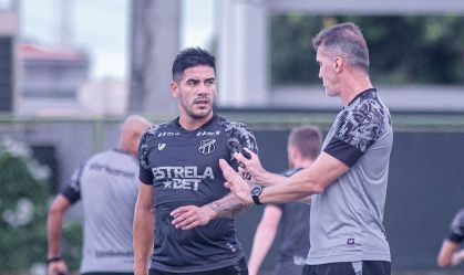Técnico Vagner Mancini dá instruções a Recalde em treino do Ceará