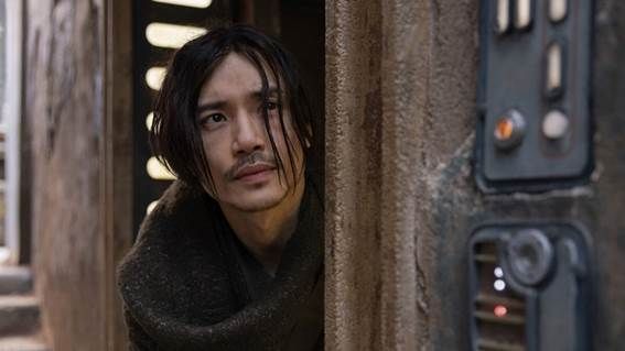 Manny Jacinto interpreta Qimir / Divulgação/Disney+