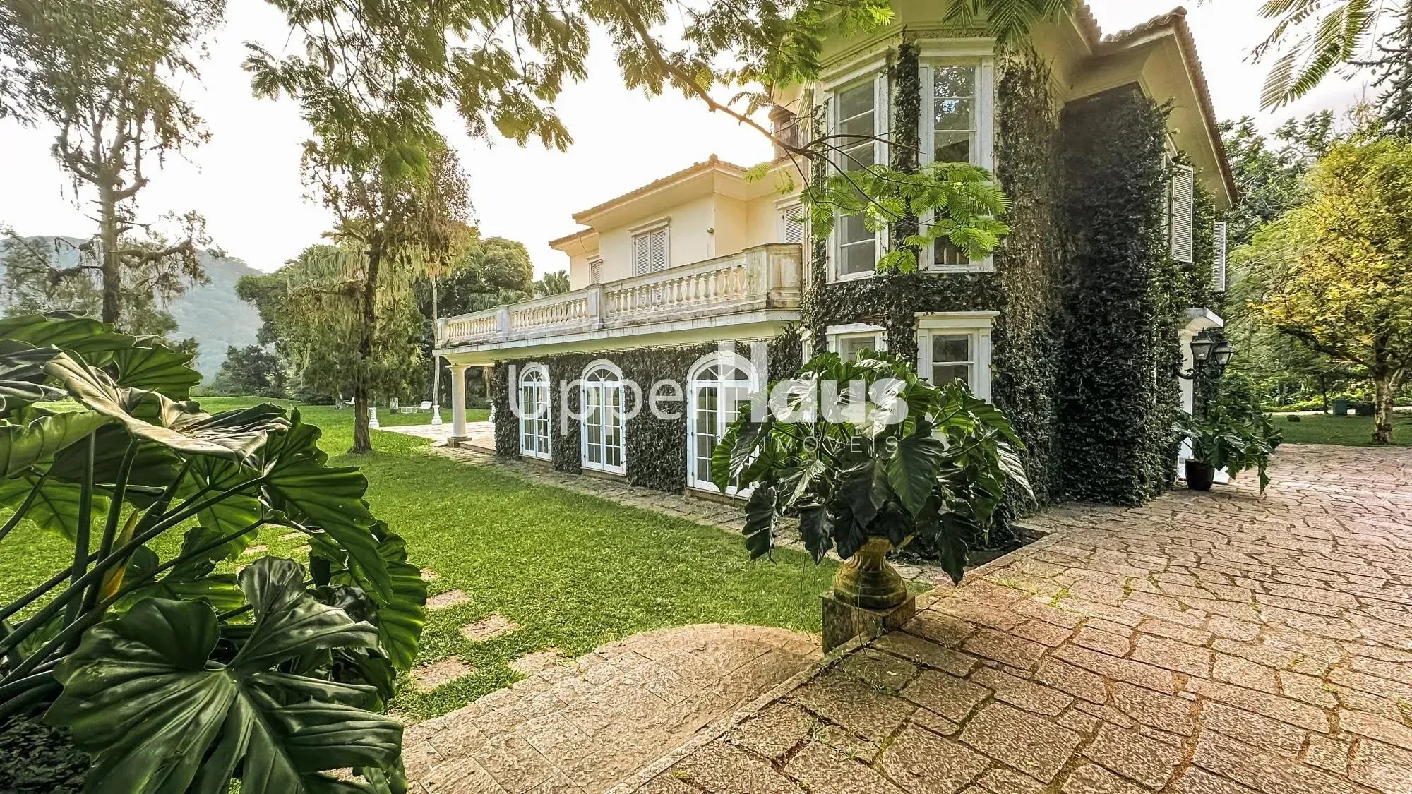 Mansão utilizada como cenário para novelas como "Alma Gêmea" e "A Viagem" é colocada à venda / Reprodução/ Upper Haus