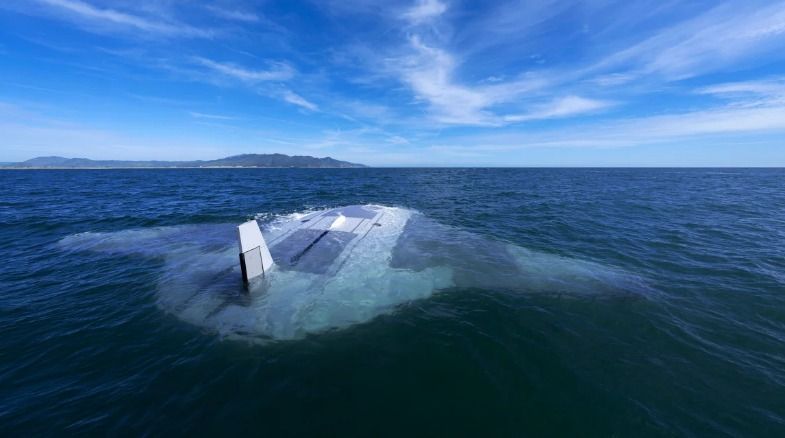 Um veículo Manta Ray repousa na superfície da água entre mergulhos de teste ao largo da costa sul da Califórnia / Northrop Grumman/Agência de Projetos de Pesquisa Avançada de Defesa