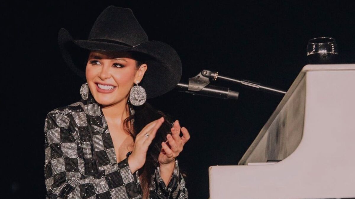 Foto da cantora Maraisa, da dupla com Maiara, sorrindo