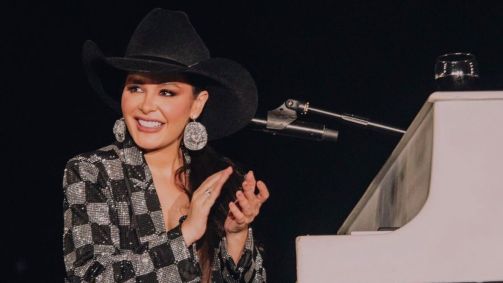 Foto da cantora Maraisa, da dupla com Maiara, sorrindo