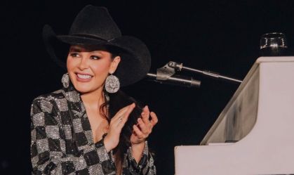 Foto da cantora Maraisa, da dupla com Maiara, sorrindo