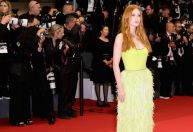 Marina Ruy Barbosa faz nova aparição em Cannes com look de plumas