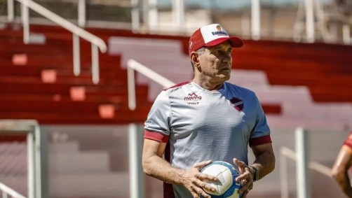 Márcio Fernandes, técnico do Vila Nova, não terá 12 jogadores para a final da competição regional