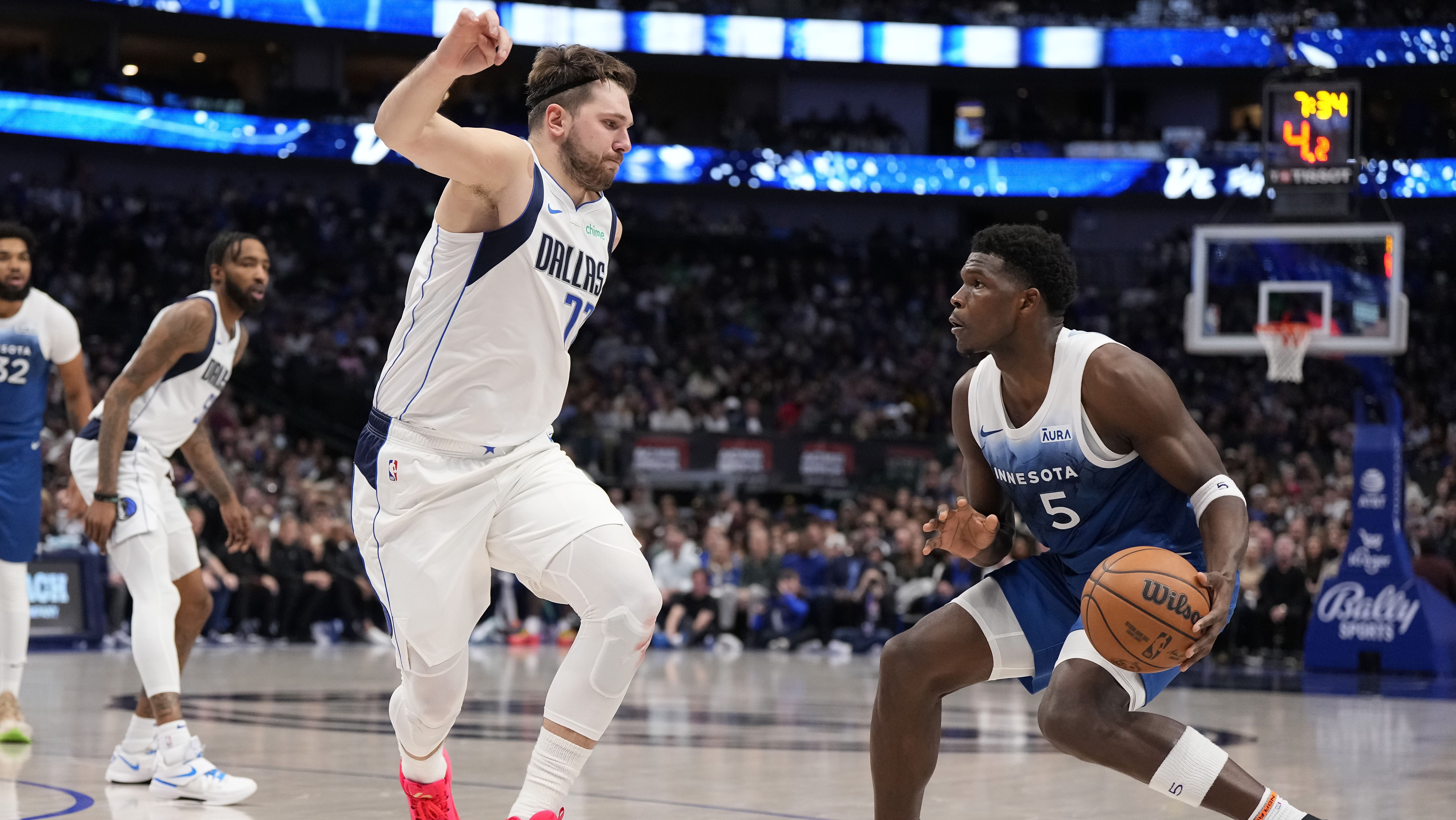 Luka Doncic e Anthony Edwards em partida da NBA