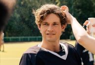 Ator de "Maxton Hall" sobre segunda temporada: "Muito sombria, dor e trauma"