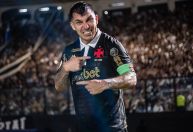 Agressão e problemas com elenco: Medel vira descartável, e Vasco tenta liberação