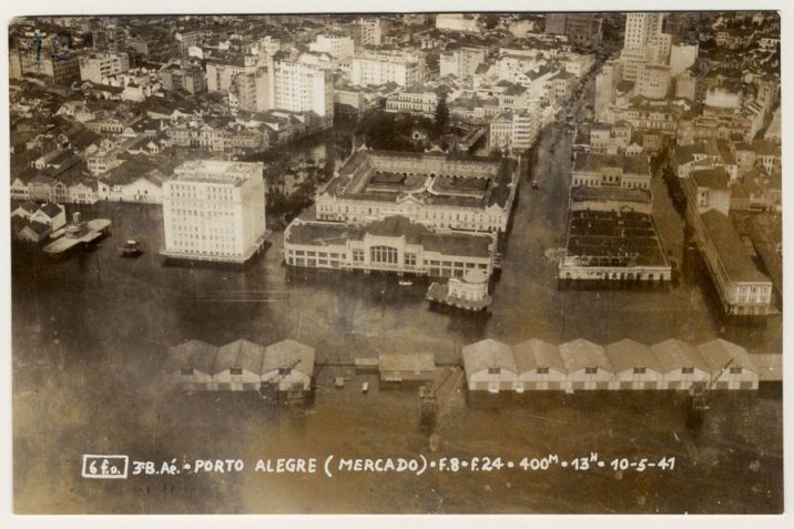 Imagem aérea mostra como ficou o Mercado Público de Porto Alegre (RS) durante a enchente de 1941 / Acervo/Museu de Porto Alegre Joaquim Felizardo
