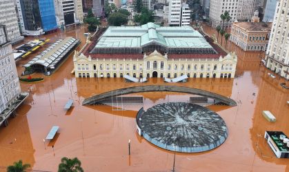 Mercado Público de Porto Alegre (RS) tomado pela água na enchente de 2024
