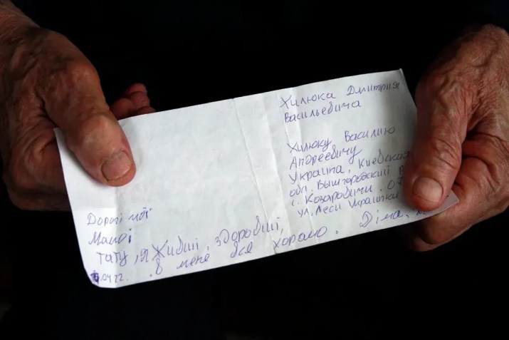 A nota manuscrita que Halyna e Vasyl Khyliuk receberam de seu filho Dima / Ivana Kottasova/CNN