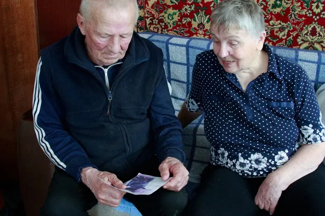 Halyna e Vasyl Khyliuk olham para uma foto de seu filho, prisioneiro da Rússia, em sua casa em Kozarovychi, Ucrânia / Ivana Kottasova/CNN