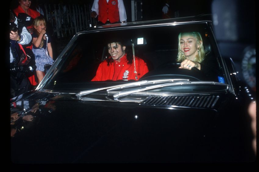 Michael Jackson e Madonna juntos dentro de um carro em 1991 / Barry King/Liaison
