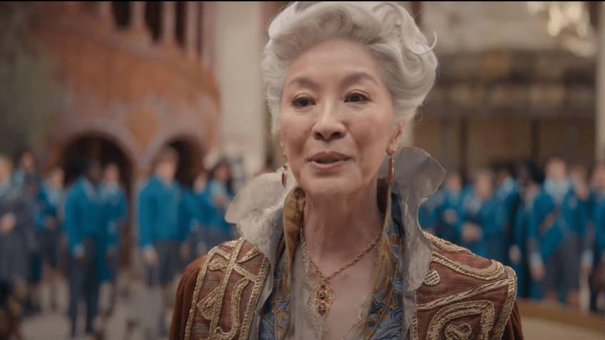 Michelle Yeoh em trailer de "Wicked" / Reprodução/YouTube/Universal Pictures