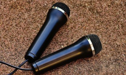 microfones-pretos-pexels-photo-210777
