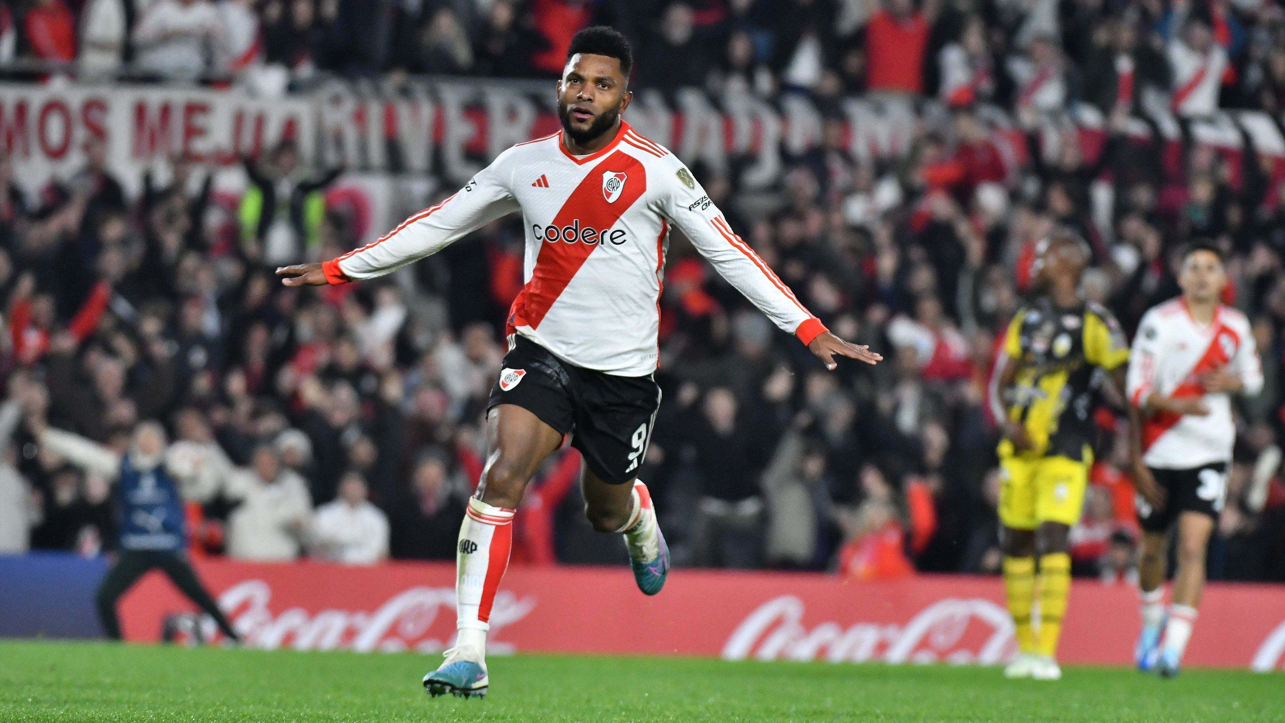 Borja comemora o primeiro dos dois gols marcados contra o Táchira, pela Libertadores