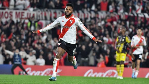Borja comemora o primeiro dos dois gols marcados contra o Táchira, pela Libertadores