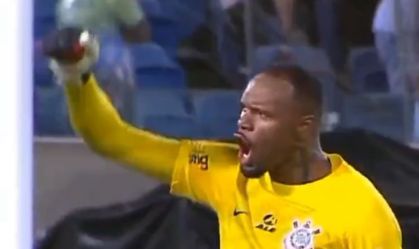 Carlos Miguel comenta relação com Cássio após virar titular do Corinthians