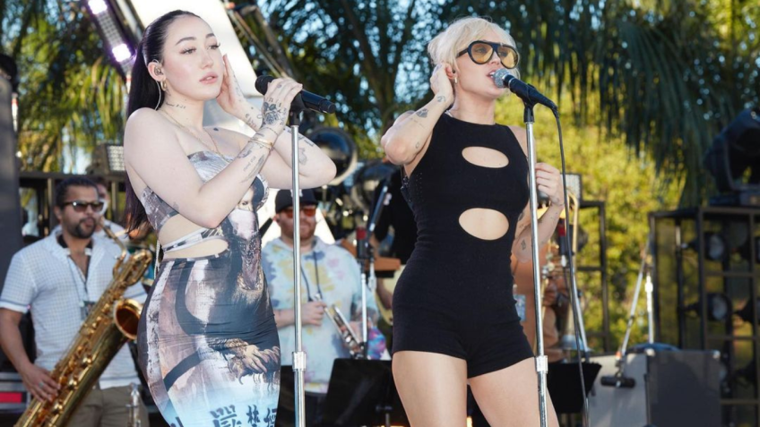 Noah cantando ao lado de sua irmã, Miley Cyrus • Reprodução/Instagram