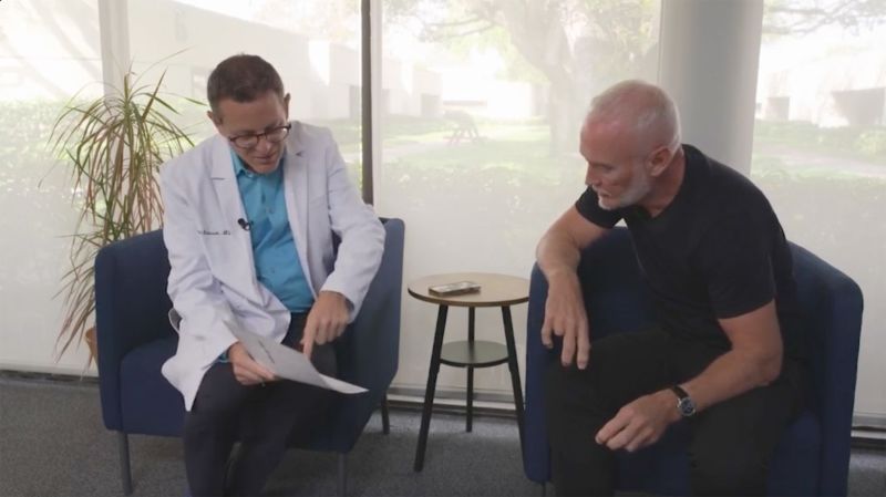 O neurologista Richard Isaacson discute resultados de exames com o paciente Simon Nicholls / CNN